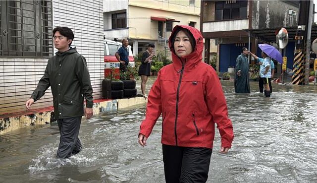 台灣新聞通訊社-暴雨炸屏東 太晚宣布停班課挨轟 周春米致歉：深感抱歉