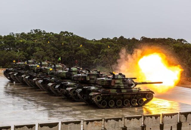 台灣新聞通訊社-【第3作戰區重砲保養射擊】M1A2T、M60A3克服天候 精準打擊目標