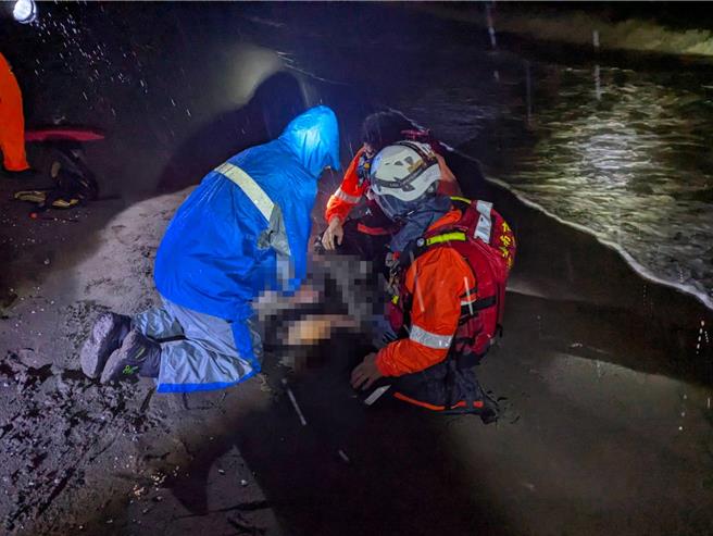 台灣新聞通訊社-台南黃金海岸悲劇!2女深夜攜手直衝海中遭滅頂 1死1獲救