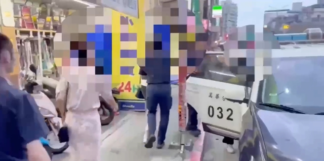 台灣新聞通訊社-「十八啦」賭場躲巷弄 萬華警破門攻堅 一舉逮15人