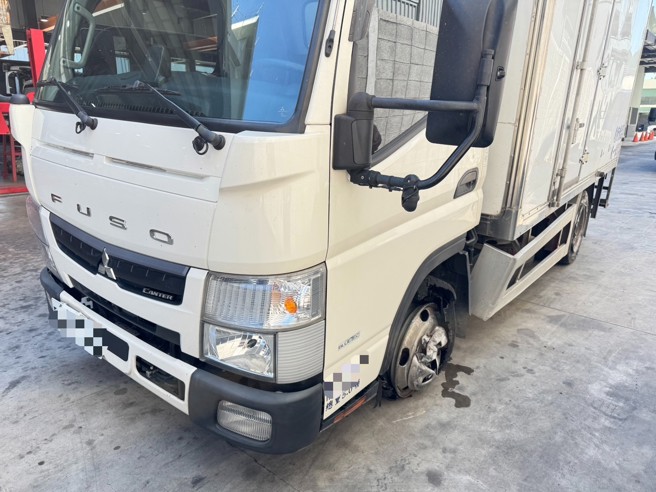 台灣新聞通訊社-國1高科段小貨車自撞「噴液」毀後車 女駕駛報案竟遭拒？警方回應了