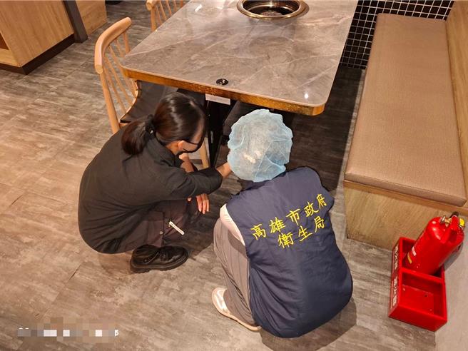 台灣新聞通訊社-餐桌驚見巨蟑亂竄?高雄知名燒肉店認了 衛生局查出多項缺失