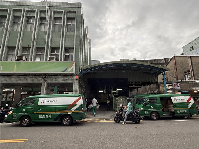 台灣新聞通訊社-快訊》竹南郵局驚傳砍人案　郵務士遭攻擊多處刀傷送醫命危