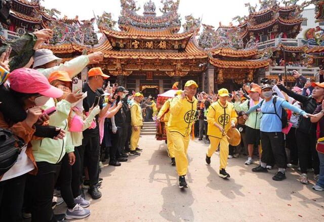 台灣新聞通訊社-粉紅超跑來了！白沙屯媽祖國慶連假駐駕嘉市大福興宮