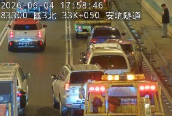 台灣新聞通訊社-快訊》國3安坑隧道「4小客車追撞」 傍晚車流塞爆回堵