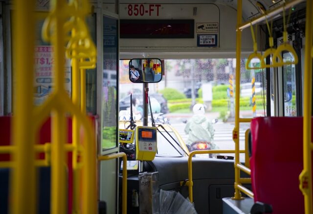 台灣新聞通訊社-公車臨停刈包店 司機秒成帶貨王 乘客跟下車「掃貨」