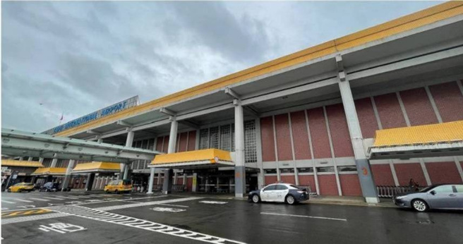 台灣新聞通訊社-雷雨彈炸大台北！松山機場暫停地面作業 多航班恐延誤