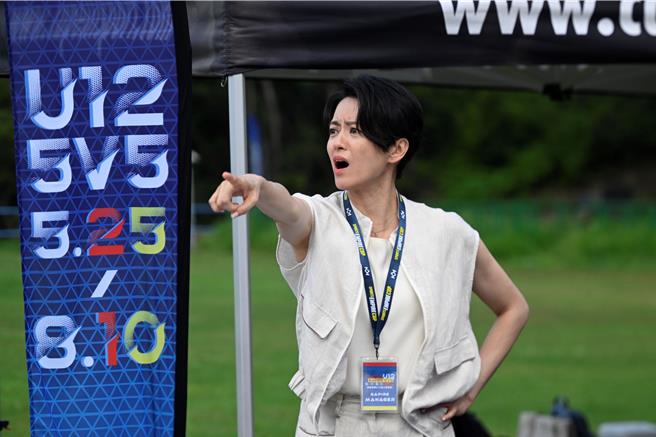 台灣新聞通訊社-女神梁詠琪新片扮破產女強人　陪童星扛30幾度高溫曬成人乾