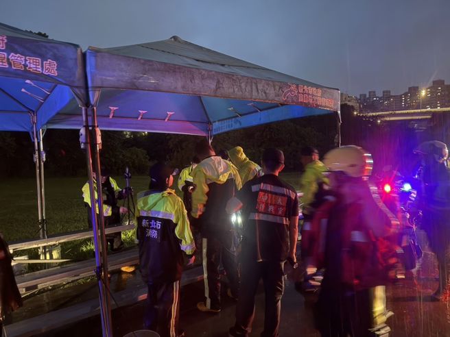 台灣新聞通訊社-新店2釣客遇暴雨卡沙洲 消防獲報助脫困