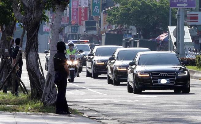台灣新聞通訊社-總統座車輪胎1顆竟51萬 葉元之：好在連綠委都看不下去