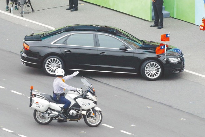 台灣新聞通訊社-總統警備車防彈輪胎 粉專比價「超川普座車5倍」