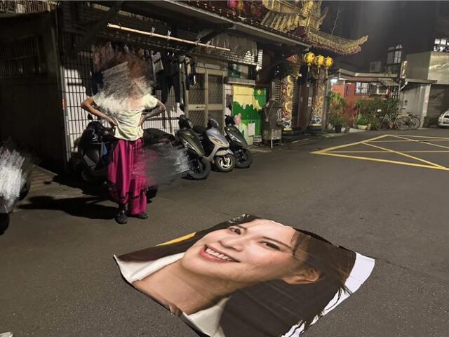台灣新聞通訊社-競選帆布「臉被挖走」！法國男犯案原因曝   美女議員鍾沛君哭笑不得