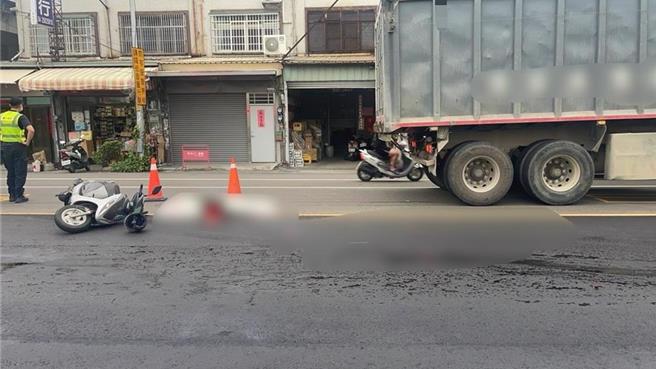 台灣新聞通訊社-聯結車超車3秒後突「跳動一下」　婦人慘捲車底爆頭亡