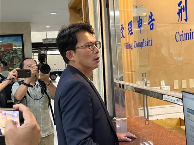 台灣新聞通訊社-疑涉「狗仔案」挨告 黃國昌今再赴北檢應訊