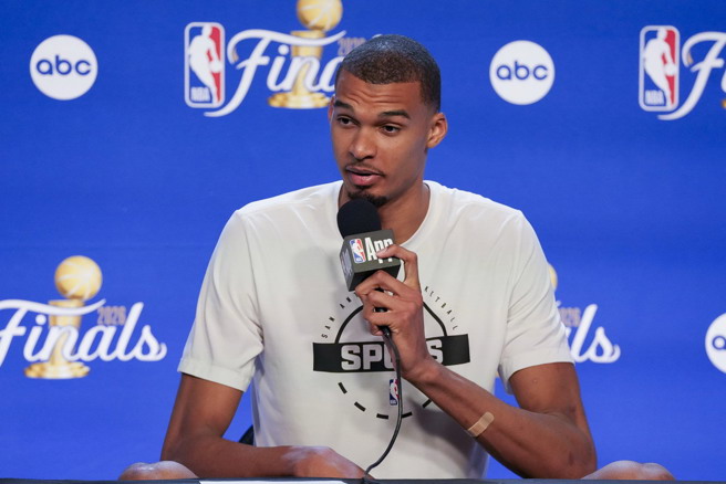 台灣新聞通訊社-NBA》G1末節亂入跟文班亞馬自拍球迷遭逮捕 跟友人終身禁止觀賽