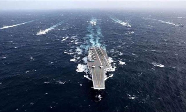台灣新聞通訊社-影》航母＋兩棲艦罕見同框練兵！陸南海、西太飆升戰力