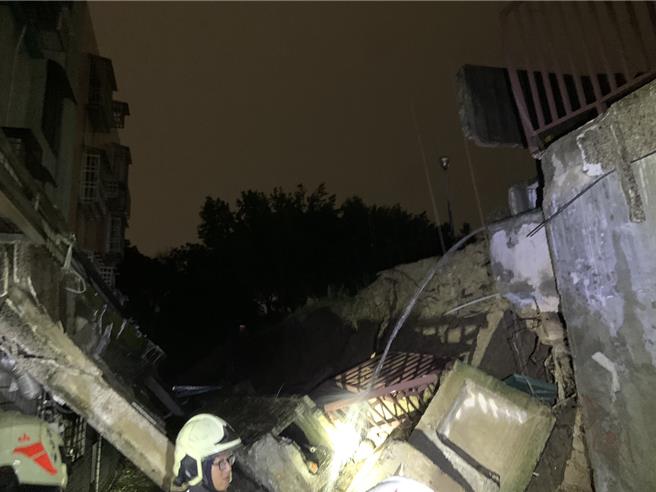 台灣新聞通訊社-桃園龜山大雨！楓樹國小圍牆倒塌 警消到場戒護