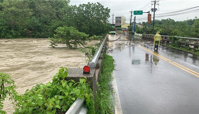 台灣新聞通訊社-豪雨狂灌台南山區！溪水暴漲溢過雙溪橋面 急封橋撤村民