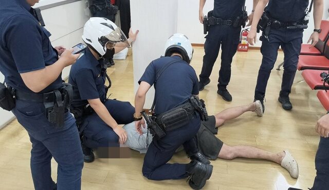 台灣新聞通訊社-板橋台新銀行遭搶！男子持剪刀喊搶錢   30秒就遭警強勢逮捕
