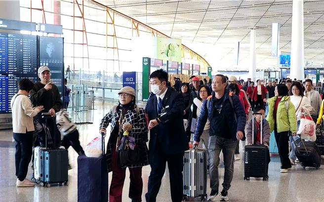 台灣新聞通訊社-陸前4月服務進出口總額近2.49兆人民幣 年增4.9％ 逆差大幅縮小