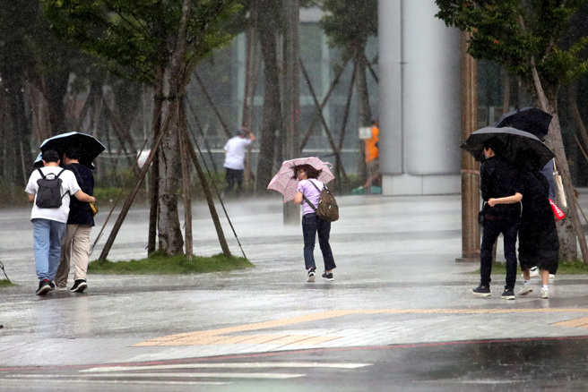 台灣新聞通訊社-周末雨彈「只是前菜」 粉專：梅雨轟整周一片紫紅