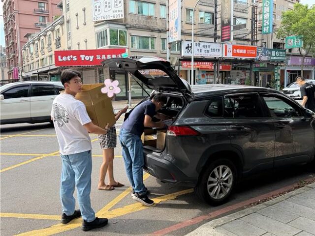 台灣新聞通訊社-小姊弟爬陽台進鄰居家覓食！議員揭家庭困境：給孩子與家人包容