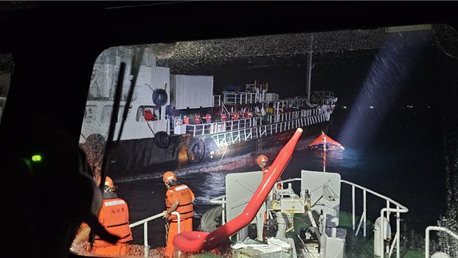 台灣新聞通訊社-高雄外海油輪船艉斷裂機艙進水　9名船員棄船逃生全數獲救