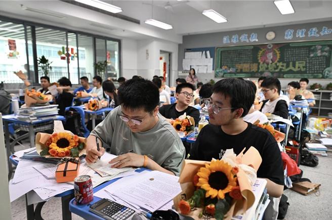 台灣新聞通訊社-多吃魚油能開掛？逾千萬陸生備戰高考掀保健品之亂 專家急闢謠
