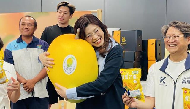 台灣新聞通訊社-大讚夏雪芒果如初戀 鄭麗文獲封「女神」代言台東農產