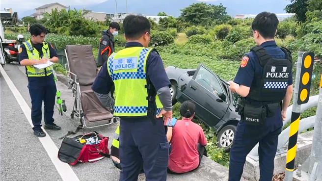 台灣新聞通訊社-疑超車不慎釀禍 女駕駛車墜菜園「先問財物」