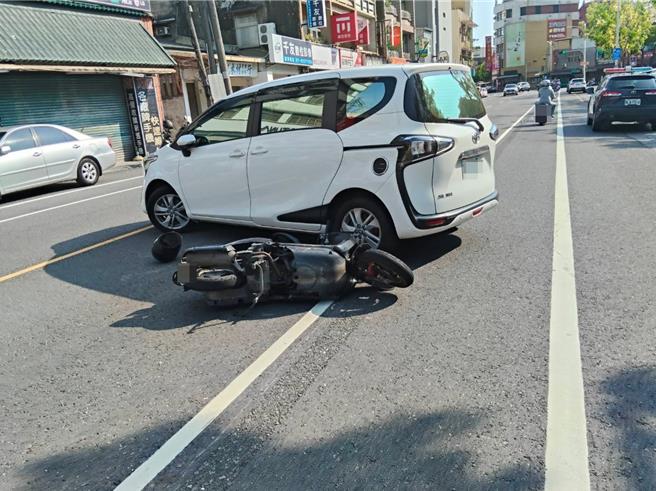 台灣新聞通訊社-酒駕騎車對決回轉三寶！ 騎士慘敗送醫還吃官司