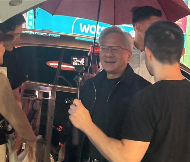 台灣新聞通訊社-黃仁勳離台前冒雨訪寧夏夜市 獲贈聯名款台灣LV