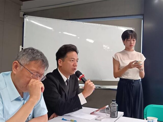 台灣新聞通訊社-竹北市長藍白怎麼合？柯文哲挺邱臣遠：國民黨別想整碗端去