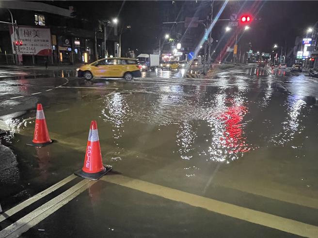 台灣新聞通訊社-新北三重深夜大淹水 成功路路面塌陷、自來水狂噴