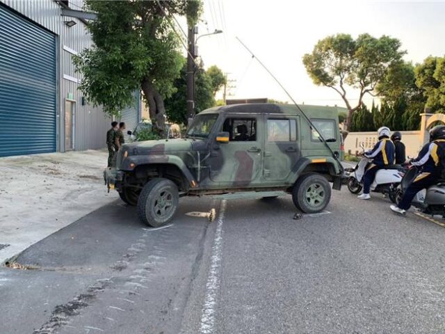 台灣新聞通訊社-桃園八德軍車迴轉撞機車 騎士多處擦傷