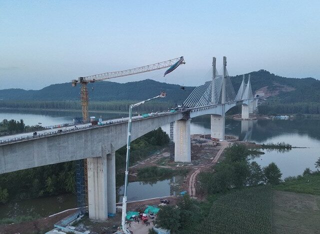 台灣新聞通訊社-飛行傘纏塔式吊車！四川男懸掛「60米高空」 消防驚險救援
