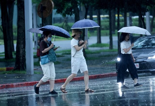 台灣新聞通訊社-下班注意！5縣市大雨特報 一路持續到明天