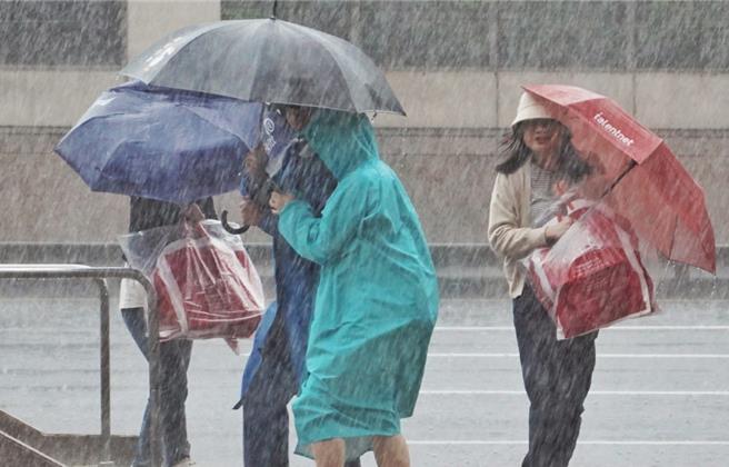 台灣新聞通訊社-台北大雷雨警報！多區嚴防溪水暴漲 降雨持續至下午1時