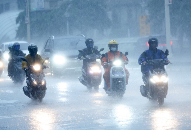 台灣新聞通訊社-下班注意！12縣市大雨特報 雨彈入夜續炸
