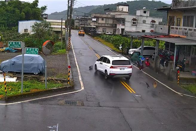 台灣新聞通訊社-女子駕車猛撞代步車 8旬礁溪老婦噴飛遭輾慘死