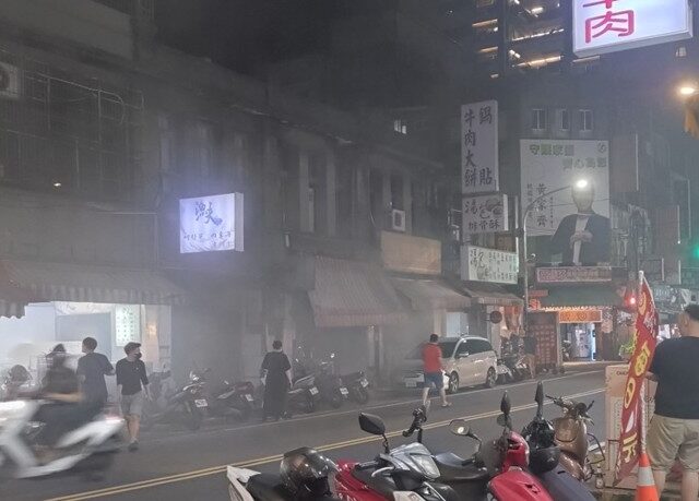 台灣新聞通訊社-快訊》桃園中正路商家疑氣爆 街頭濃煙密布搶救中