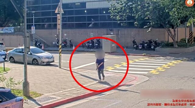 台灣新聞通訊社-持雙刀隨機推人  吸毒男遭士林警逮捕