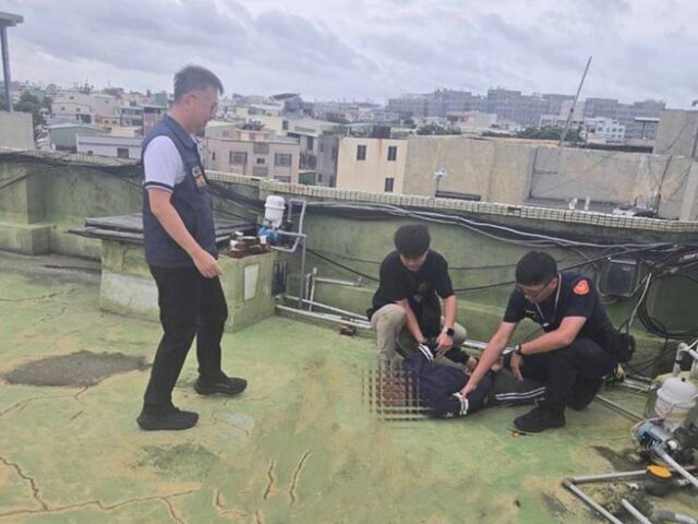 台灣新聞通訊社-毒品通緝犯GG了！  假車牌上路遇警  心虛竄逃頂樓仍遭逮