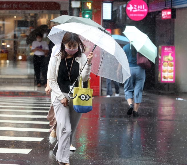 台灣新聞通訊社-天氣》颱風北上加鋒面接近「西半部防豪雨」！水彈轟全台到下周
