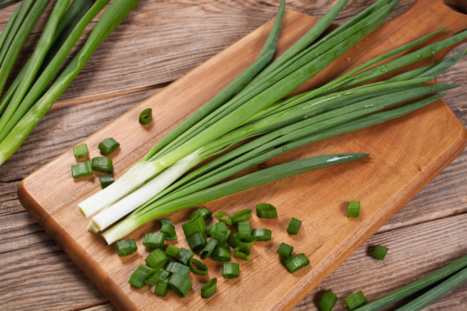 台灣新聞通訊社-產地熱爆「青蔥正在漲價」 菜販曝保存妙招：放久一樣翠綠