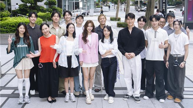台灣新聞通訊社-「外星人」鳳小岳求愛曾莞婷!男公關店學取悅女性