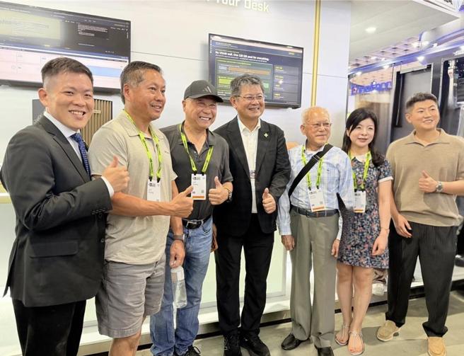 台灣新聞通訊社-黃仁勳離台 爸媽接力逛COMPUTEX挺技嘉