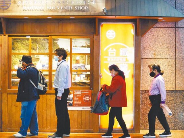 台灣新聞通訊社-噁！台鐵便當驚見硬幣大「肥炸黑蟲」業者急尋民眾致歉