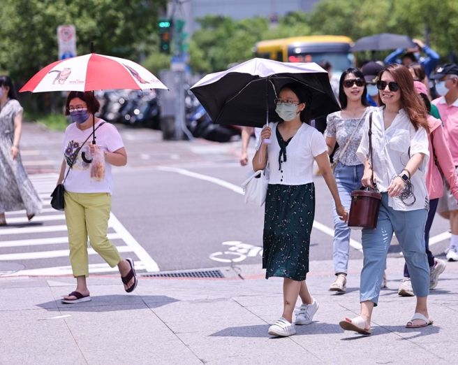 台灣新聞通訊社-夏天熱爆怎穿搭 內行人大推這材質：涼快又好看