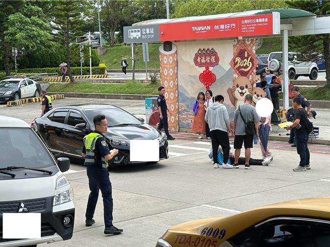 台灣新聞通訊社-金門機場車道現行人地獄！接機民眾「煞不住」直撞女導遊